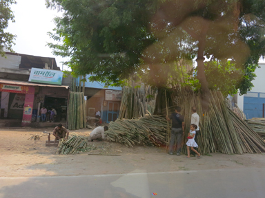 AC CABの文字にすがる暑さ対策のタクシー移動。