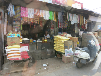 かみタバコの赤いツバが飛び交うバスの洗礼。