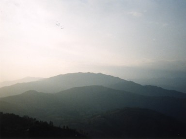 ナガルコットの夕暮れにいくつもの山が連なる様子