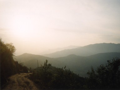 ナガルコットの夕暮れの山道と山の風景