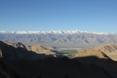 レーを出発しカルドゥン・ラの峠へ向かう登り道