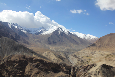 カルドゥン・ラの峠を降りる道のさっきまでいた2千メートル上の世界
