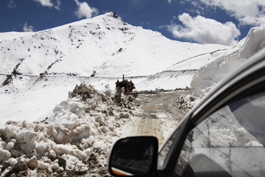 カルドゥン・ラの周りの雪が積もった悪路