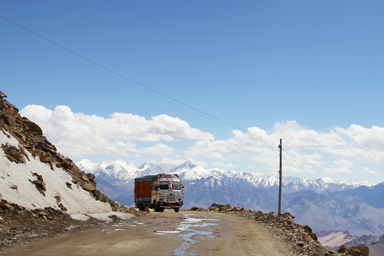 舗装されていないカルドゥン・ラの峠へ向かう道を走る大型トラック