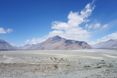 ヌブラ渓谷が姿を現す川の合流点の景色