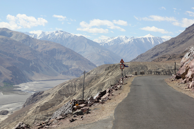 カルドゥン・ラの峠を降りる道のアスファルトされた快適な道