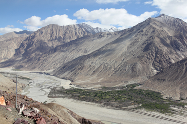 カルドゥン・ラの峠を降りる道の深い谷