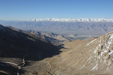 カルドゥン・ラ峠へ向かう道の眼下に見えるレーの街