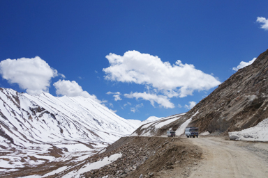カルドゥン・ラの峠を降りる道を走るローカルバス