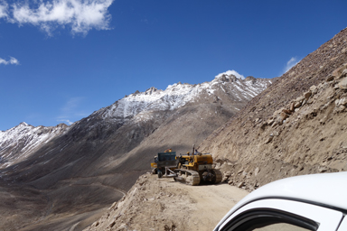 カルドゥン・ラの峠へ向かう道の工事中の場面