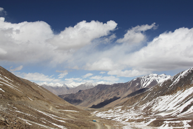 カルドゥン・ラの峠を降りる道の水色と紺色の空