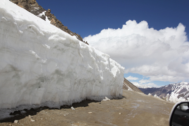 カルドゥン・ラの峠を降りる道の雪につららがたくさんついている景色