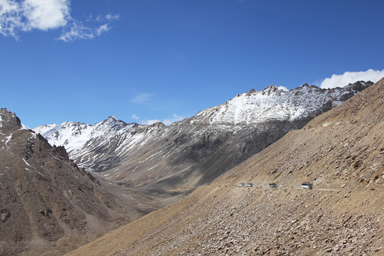 カルドゥン・ラの峠へ向かう荒々しい道
