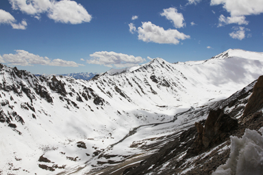 カルドゥン・ラの峠から見下ろす雪の小さな谷