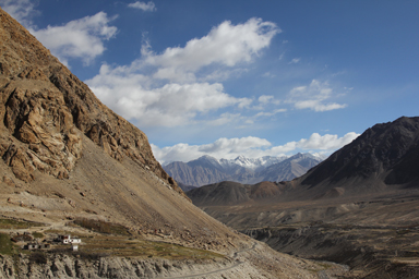 カルドゥン・ラの峠を降りる道の山のすき間からまた山が現れる風景