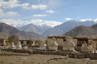 カルドゥン・ラの峠を降りる道に点在するチベット人の集落