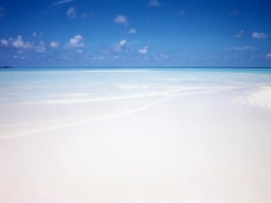 遠浅のビーチを歩きすぎて潮が満ちるピンチ