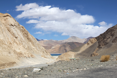 パンゴンツォがかすかに見える道