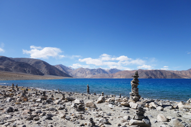 パンゴン湖の湖畔にいくつも積み上げられた祈りを込めた石