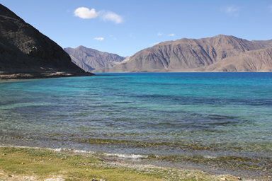 パンゴン湖のサンゴ礁があるかのような色が変化する青い湖水