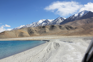 パンゴン湖の舗装されていない荒れた道無き道
