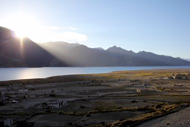 メラクの山のすき間から昇る朝日とパンゴンツォ