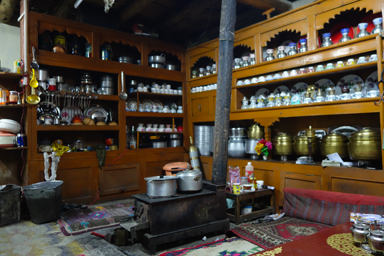 メラクの民宿のチベット様式の居間の様子