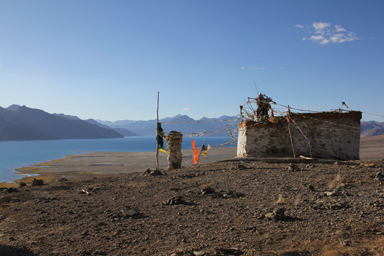 メラクの丘の上のチベット寺院とタルチョがはためく