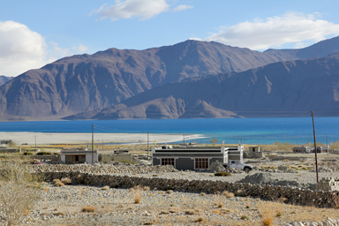 メラクのチベット様式の村と青いパンゴン・ツォ
