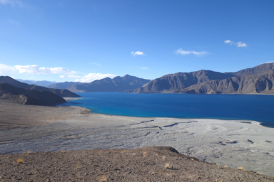 メラクの丘の上からの濃い青をしたパンゴン湖と山
