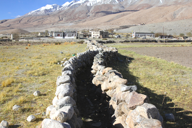 メラクの放牧地の中を人が歩ける石を積んだだけの道が伸びる様子