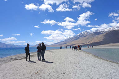 インド映画の舞台になったパンゴンツォの白い砂浜と青い湖水