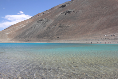 パンゴンツォのさまざまな青が混ざり合う湖の色彩