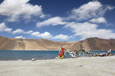 パンゴンツォの湖畔にかかるたくさんのタルチョの旗