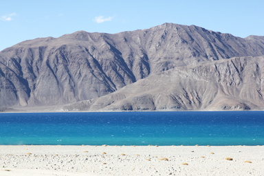 真っ白な砂浜と真っ青なパンゴン・ツォ