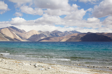 パンゴン湖と白い砂浜と山と空
