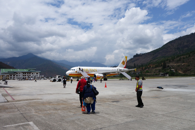 ヒマラヤ山脈の谷にあるパロの飛行場