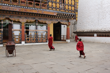 静けさの中に響く足音と心の音