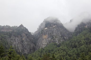 登山道の入り口から見えるブータン最大の聖地