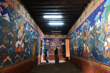 壁に描かれた物語の絵を眺めるひととき