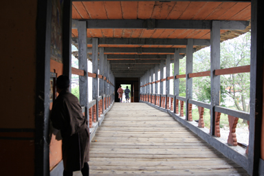 屋根付きの橋を見上げる視点