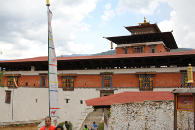 神聖な場所を訪れる旅人の視点