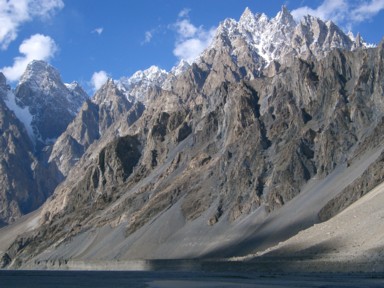 標高差3600mの巨大な山々の風景
