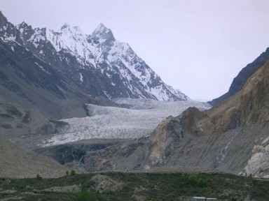 道路から見える氷河の迫力ある景色