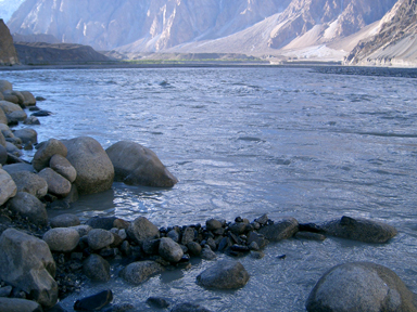 小石でダムを作る旅のひととき