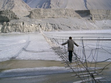 地元の人には普通でも観光客には命がけの橋
