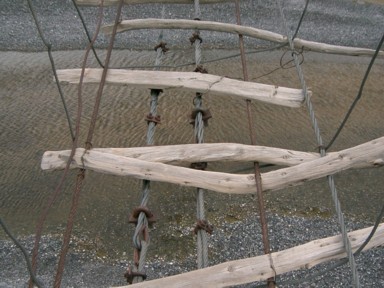 命がけの一歩を踏み出す橋の上