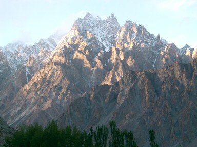 パスーの夕日に照らされ山の表面に影が生まれる光景