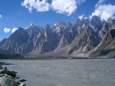 パキスタン最奥の素朴な村と山と氷河の風景