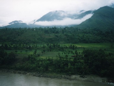 渓谷を走る山道と車の風景
